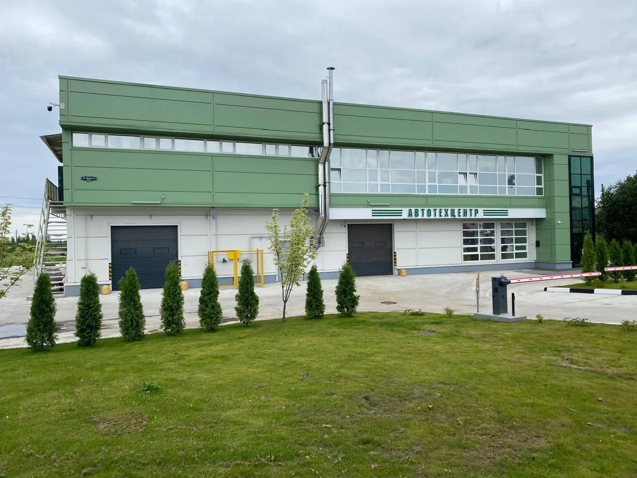 Общественное здание автотехцентра, фасад