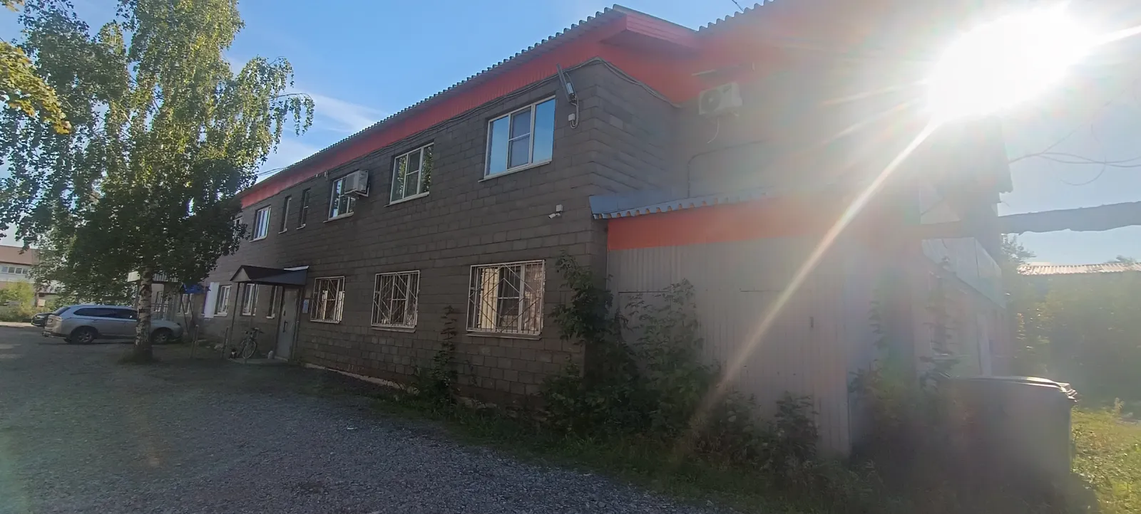 Двор здания 85Д — парковка перед входом в офис